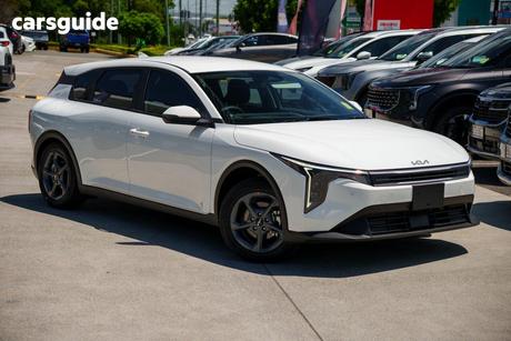 White 2025 Kia K4 Hatchback S