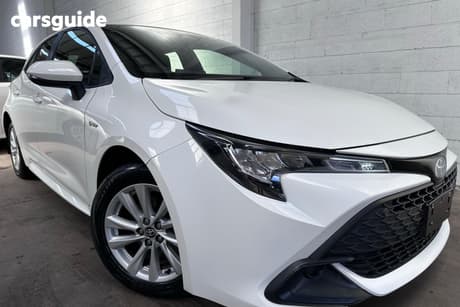 White 2024 Toyota Corolla Hatch ZR TWO-TONE OPT PREM PAINT HYB ZWE219R