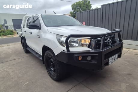 White 2018 Toyota Hilux Double Cab Chassis Sr (4X4)