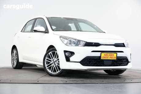 White 2023 Kia RIO Hatchback Sport