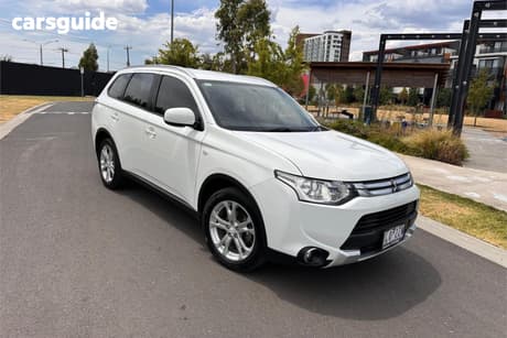 White 2014 Mitsubishi Outlander Wagon Es (4X4)