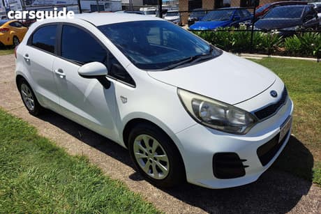 White 2016 Kia RIO Hatchback Si