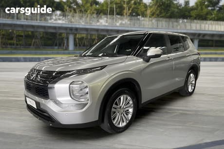 Silver 2023 Mitsubishi Outlander Wagon Es 7 Seat (2Wd)