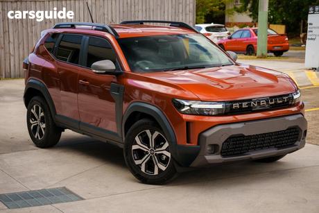 Orange 2025 Renault Duster Wagon Evolution (4X2)
