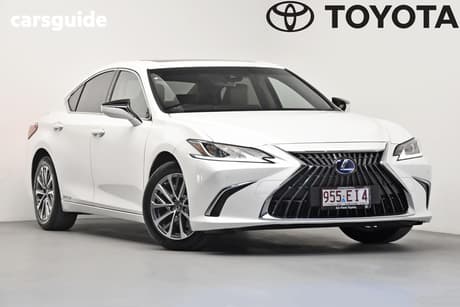 White 2022 Lexus ES300H Sedan Luxury (Hybrid)