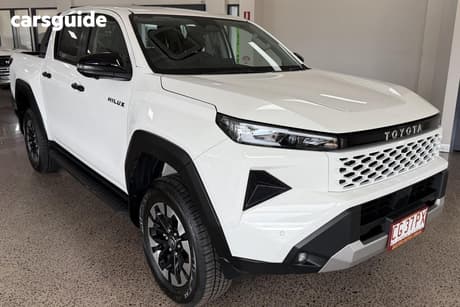 White 2025 Toyota Hilux Double Cab Pick Up Sr5 (4X4)