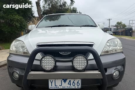 White 2005 Kia Sorento Wagon