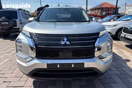 Silver 2023 Mitsubishi Outlander Wagon Es 7 Seat (2Wd)