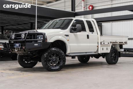 White 2002 Ford F250 Crew Cab Pickup Xl (4X4)