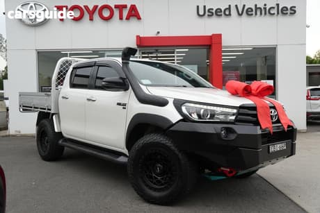 White 2018 Toyota Hilux Double Cab Pick Up Sr5 (4X4)