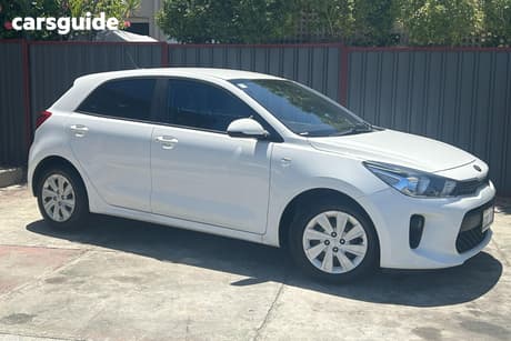 White 2018 Kia RIO Hatchback S