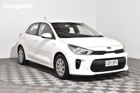 White 2017 Kia RIO Hatchback S