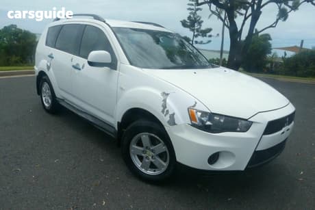 White 2010 Mitsubishi Outlander Wagon Ls