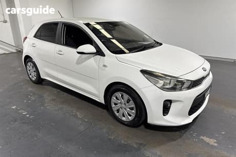 White 2018 Kia RIO Hatchback S