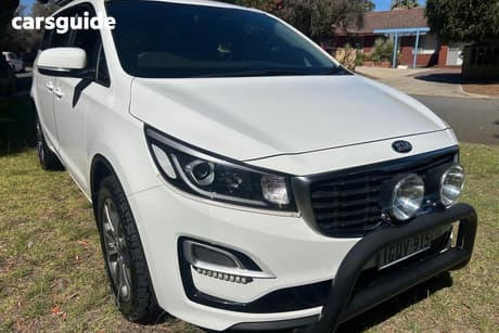 White 2018 Kia Carnival Wagon S