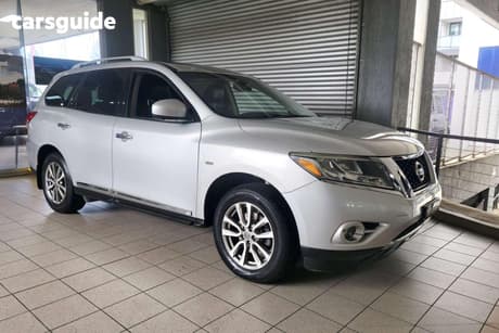 Silver 2015 Nissan Pathfinder Wagon St-L (4X2)