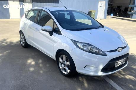 White 2010 Ford Fiesta Hatchback Lx