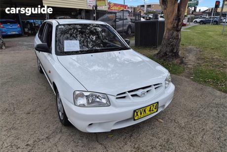 White 2002 Hyundai Accent Hatchback Gl