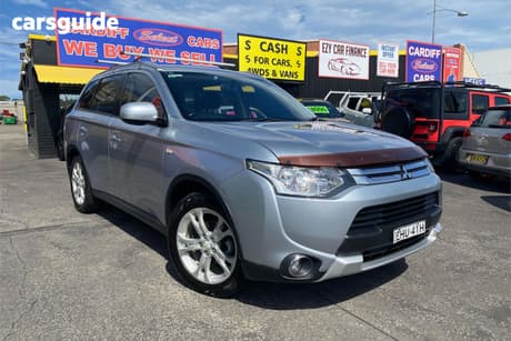 Silver 2014 Mitsubishi Outlander Wagon Es (4X2)