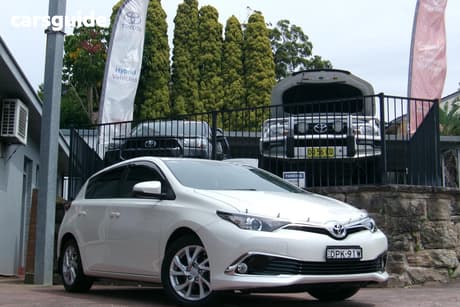 White 2017 Toyota Corolla Hatchback Ascent Sport