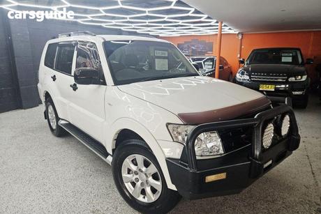 White 2013 Mitsubishi Pajero Wagon Glx Lwb (4X4)