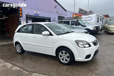 White 2010 Kia RIO Hatchback S