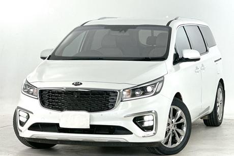 White 2018 Kia Carnival Wagon Platinum