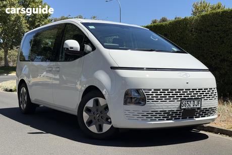 White 2025 Hyundai Staria Wagon