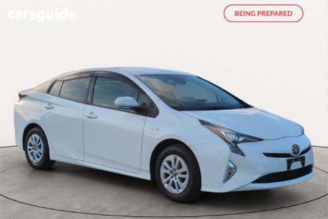 White 2018 Toyota Prius Hatch S 4WD
