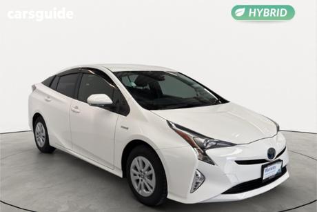 White 2018 Toyota Prius Hatch S 4WD
