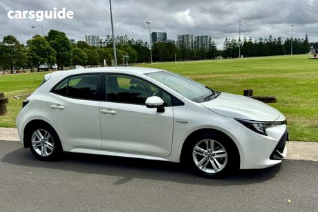 White 2020 Toyota Corolla Hatchback Ascent Sport + Navi (Hybrid)