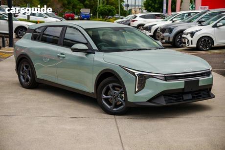 Green 2025 Kia K4 Hatchback S
