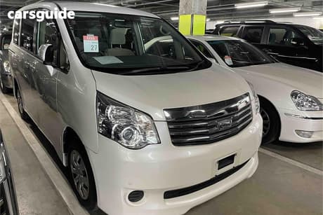 White 2012 Toyota Noah SUV X (WELCAB)