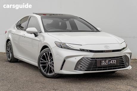 White 2025 Toyota Camry Sedan Sl Hybrid
