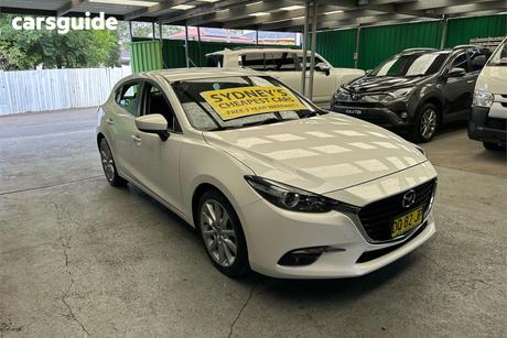 White 2017 Mazda 3 Hatchback Sp25
