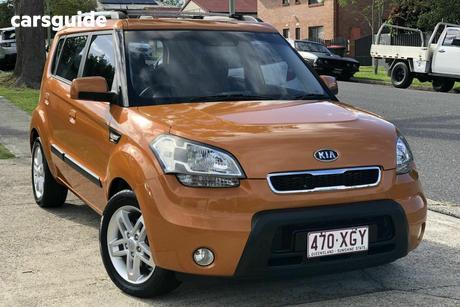 Gold 2010 Kia Soul Hatchback 2