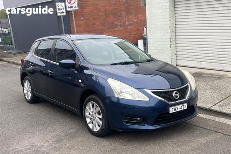 Blue 2015 Nissan Pulsar Hatchback St