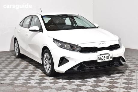 White 2022 Kia Cerato Hatchback S