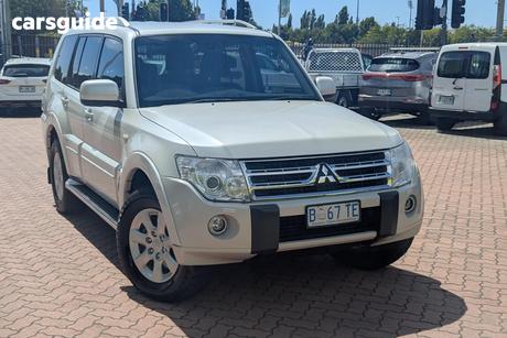 White 2010 Mitsubishi Pajero Wagon Platinum Edition