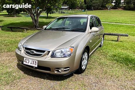Beige 2005 Kia Cerato Hatch