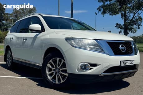 White 2015 Nissan Pathfinder Wagon St-L (4X4)