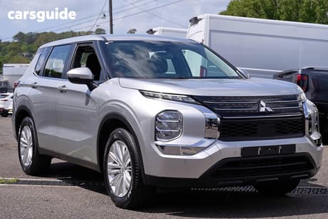 Silver 2024 Mitsubishi Outlander Wagon Es 7 Seat (2Wd)