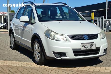 White 2011 Suzuki SX4 Hatchback