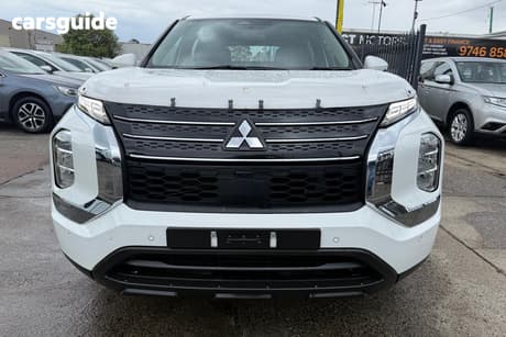 White 2023 Mitsubishi Outlander Wagon Es 7 Seat (2Wd)