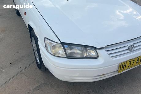 White 1998 Toyota Camry Sedan Conquest