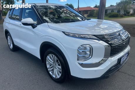 White 2024 Mitsubishi Outlander Wagon Es 7 Seat (2Wd)