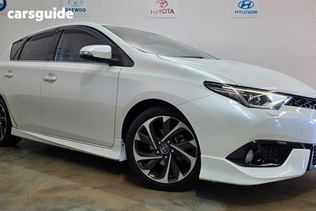 White 2015 Toyota Corolla Hatchback Zr