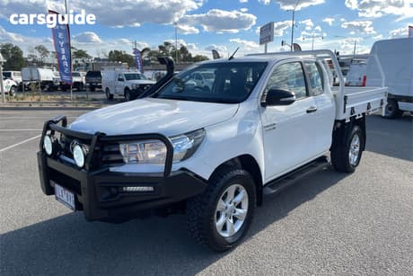 White 2017 Toyota Hilux Dual Cab Chassis Sr (4X4)