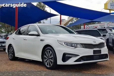 White 2019 Kia Optima Sedan Si