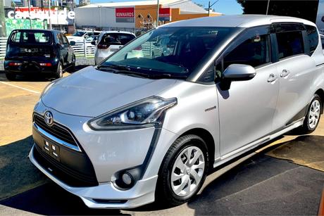 Silver 2016 Toyota Sienta Wagon (Hybrid) G